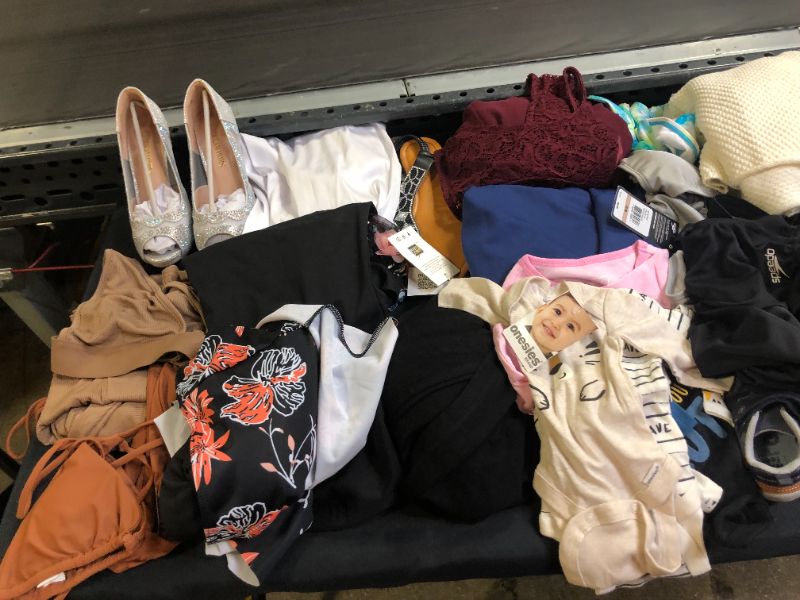Photo 3 of FINAL SALE----- MISCELLANEOUS CLOTHES BUY AS IS (VARIOUS SIZES AND STYLES, ITEMS ARE USED)