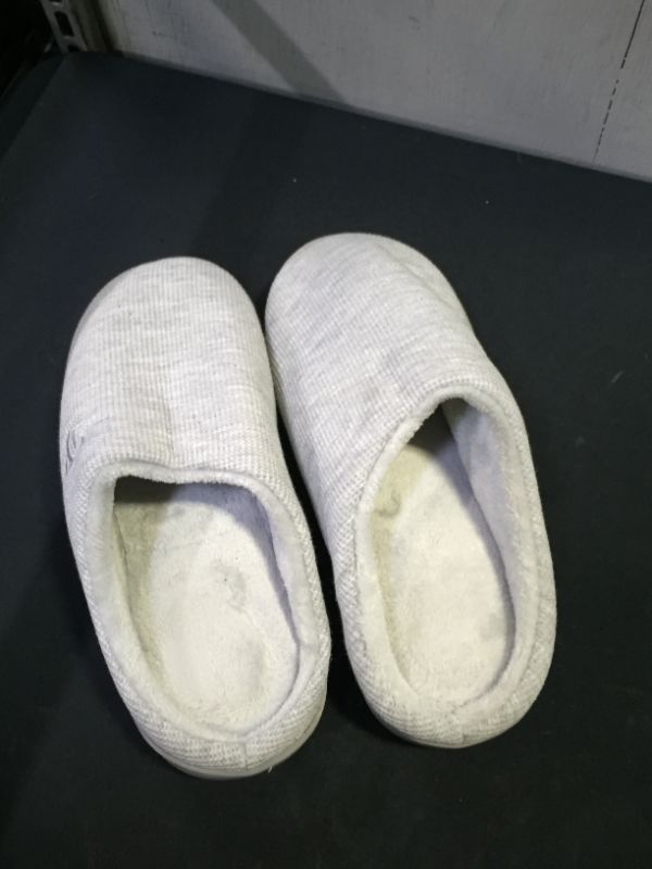 Photo 1 of  WOMENS SLIPPERS 
SIZE 7 (USED)