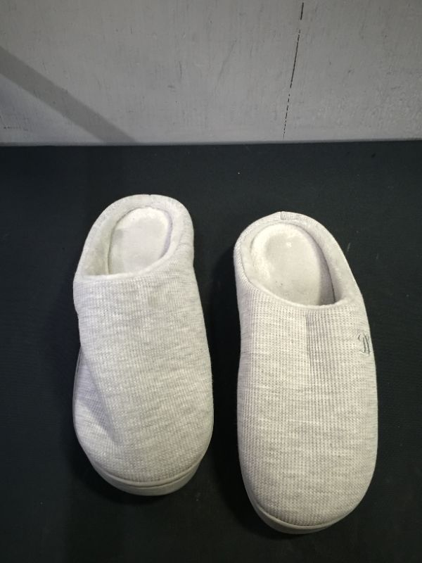 Photo 1 of  WOMENS SLIPPERS 
SIZE 7 (USED)