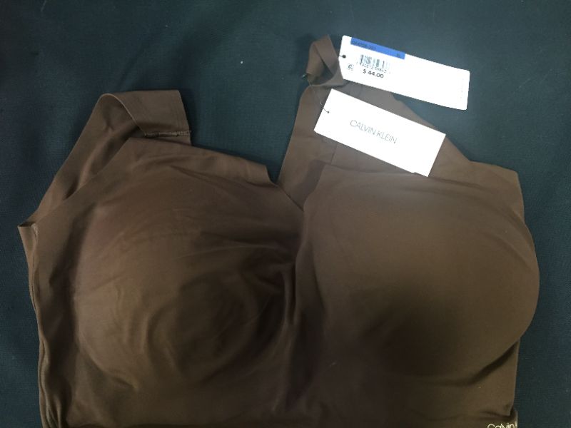 Photo 1 of Calvin Klein Women's Invisibles Comfort Seamless Lightly Lined V Neck Bralette Bra
XL