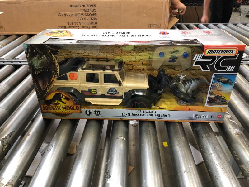 Photo 2 of Matchbox Jurassic World: Dominion Jeep Gladiator R/C Vehicle with 6in Dracorex Dinosaur Figure

