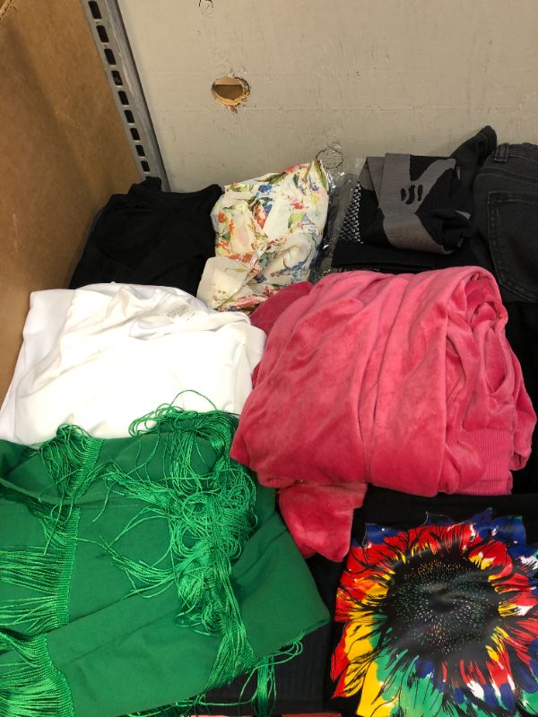 Photo 4 of FINAL SALE ----- MISCELLANEOUS CLOTHING ITEMS (VARIOUS DIFFERENT STYLES AND SIZES AND DIFFERENT CLOTHING PIECES)