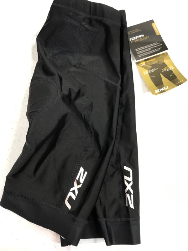 Photo 2 of 2XU Men's Perform 9" Tri Short large 
