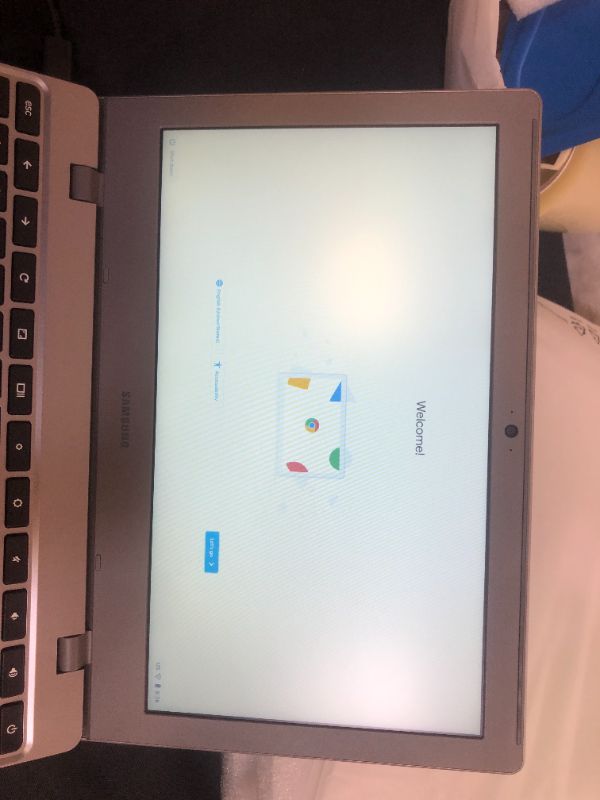 Photo 4 of Samsung Chromebook 4 Chrome OS 11.6" HD Intel Celeron Processor N4000 4GB RAM 32GB eMMC Gigabit Wi-Fi - XE310XBA-K01US
--- open/ damaged box but new ----