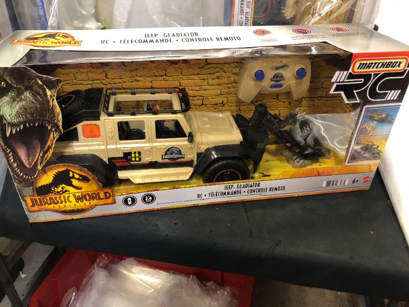 Photo 2 of Matchbox Jurassic World: Dominion Jeep Gladiator R/C Vehicle with 6in Dracorex Dinosaur Figure


