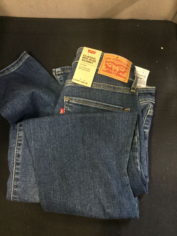 Photo 2 of Levi's Women's Classic Mid Rise Skinny Jeans
SIZE 28 SHORT