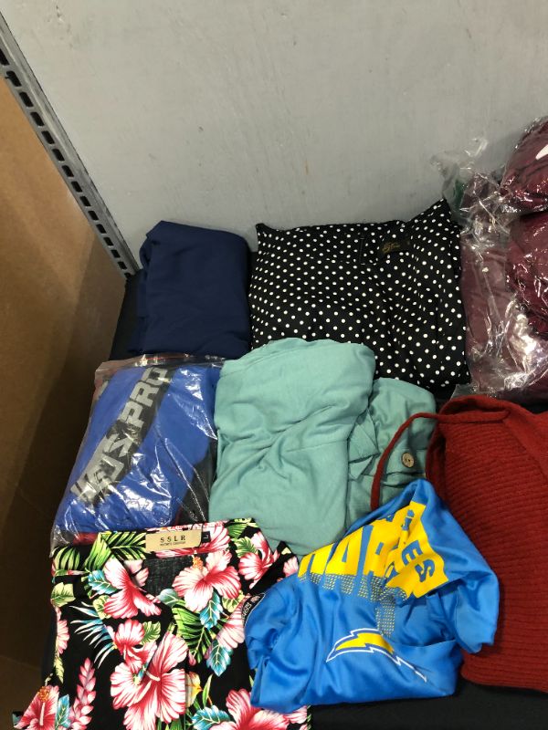 Photo 4 of FINAL SALE--- MISCELLANEOUS CLOTHING ITEMS SOLD AS IS (VARIOUS STYLES AND SIZES AND DIFFERENT ITEM PIECES)