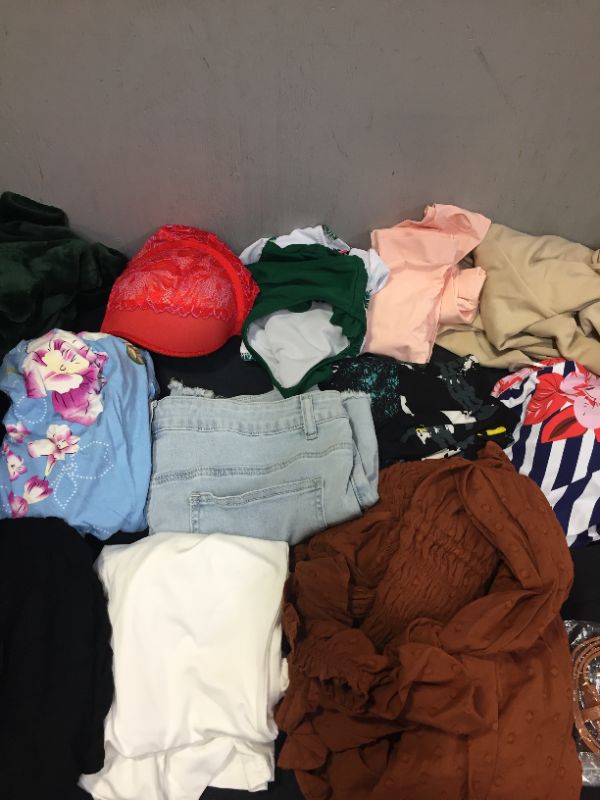 Photo 4 of FINAL SALE--- MISCELLANEOUS CLOTHES SOLD AS IS (VARIOUS DIFFERENT SIZES, STYLES AND MEN/ WOMEN ITEMS)