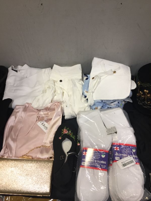 Photo 3 of FINAL SALE--- MISCELLANEOUS CLOTHES/ ACCESSORIES SOLD AS IS (VARIOUS DIFFERENT SIZES, STYLES AND MEN/ WOMEN ITEMS)