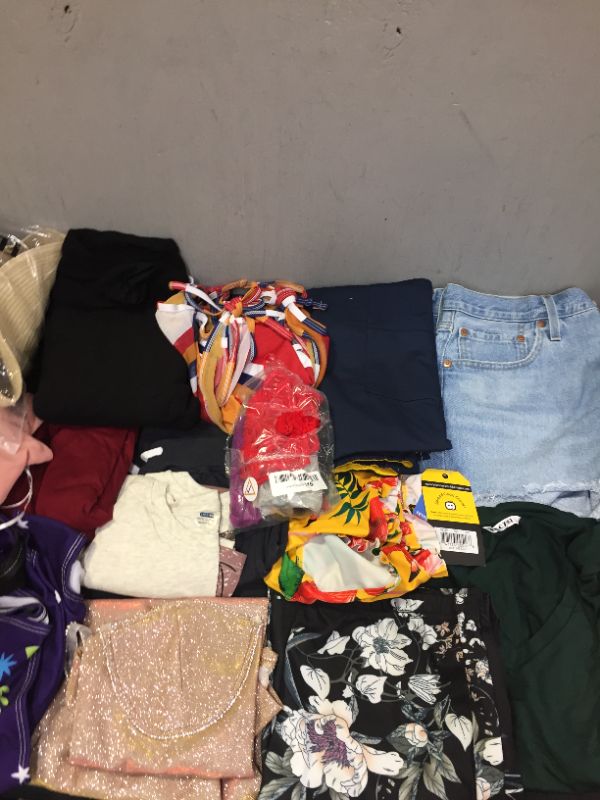 Photo 4 of FINAL SALE--- MISCELLANEOUS CLOTHES/ ACCESSORIES SOLD AS IS (VARIOUS DIFFERENT SIZES, STYLES AND MEN/ WOMEN ITEMS)