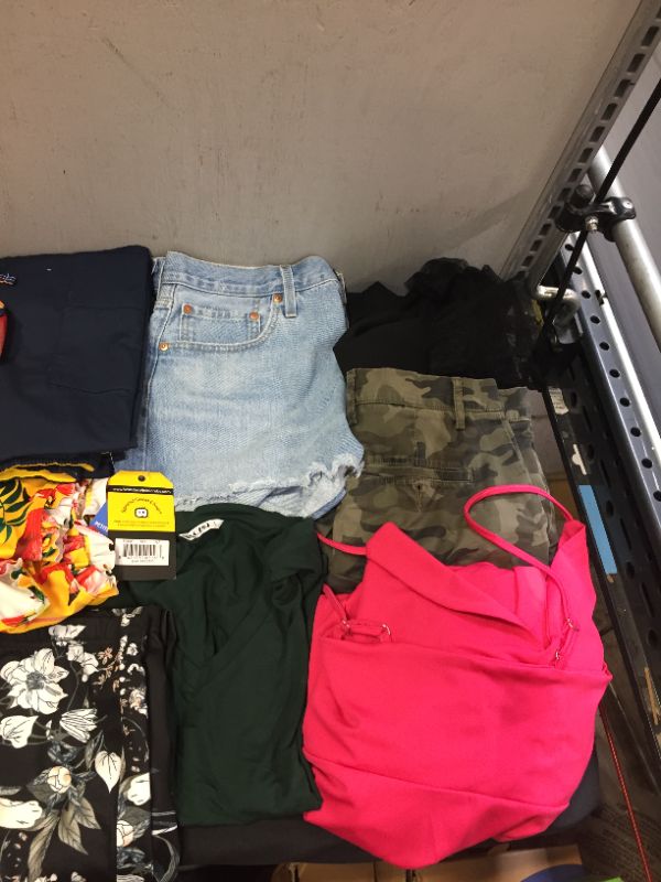 Photo 2 of FINAL SALE--- MISCELLANEOUS CLOTHES/ ACCESSORIES SOLD AS IS (VARIOUS DIFFERENT SIZES, STYLES AND MEN/ WOMEN ITEMS)