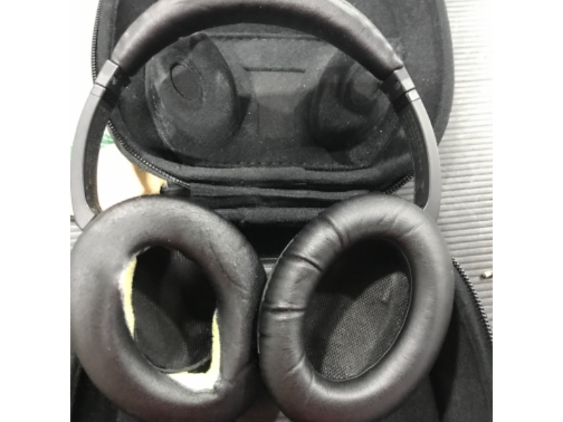 Photo 3 of Bose QuietComfort 15 Acoustic Noise Cancelling Headphones 
