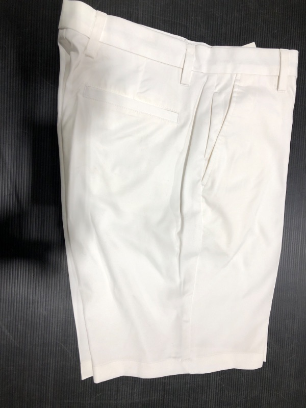 Photo 2 of Amazon Essentials Men's Classic-fit 9” Stretch Golf Short size 33
