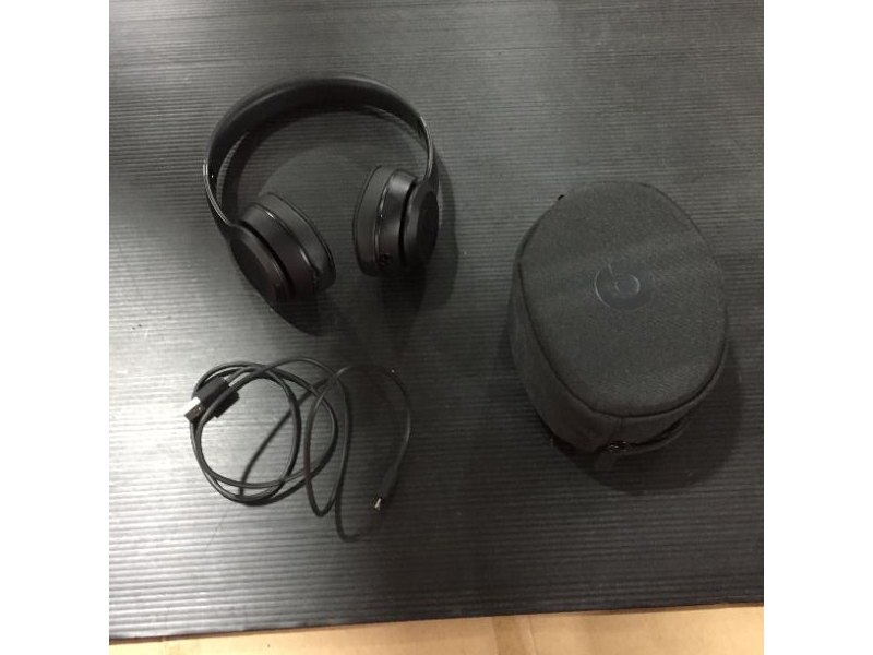 Photo 2 of Solo3 Wireless Headphones - Black
