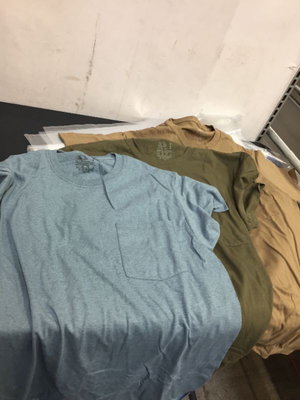 Photo 1 of MEN'S SHORT SLEEVE T-SHIRT 3 PACK SIZE MEDIUM