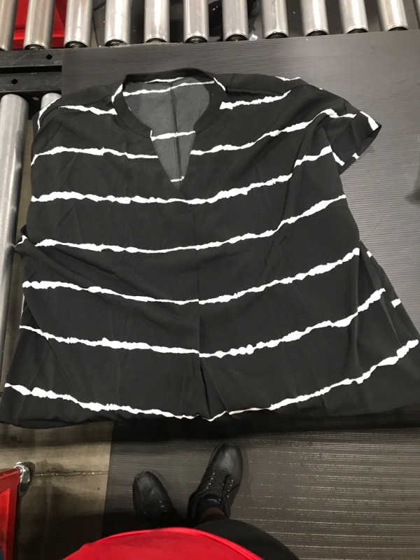 Photo 1 of Black and white shirt. size XL