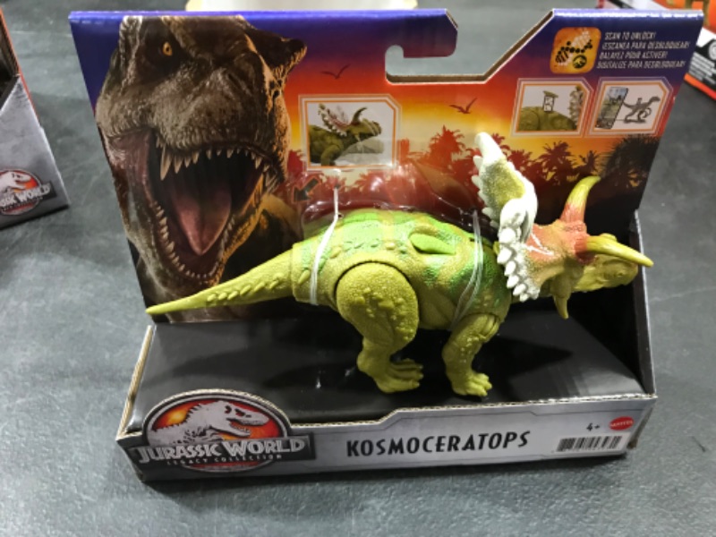 Photo 2 of Jurassic World Legacy Collection Kosmoceratops Dinosaur Figure with Attack Action

