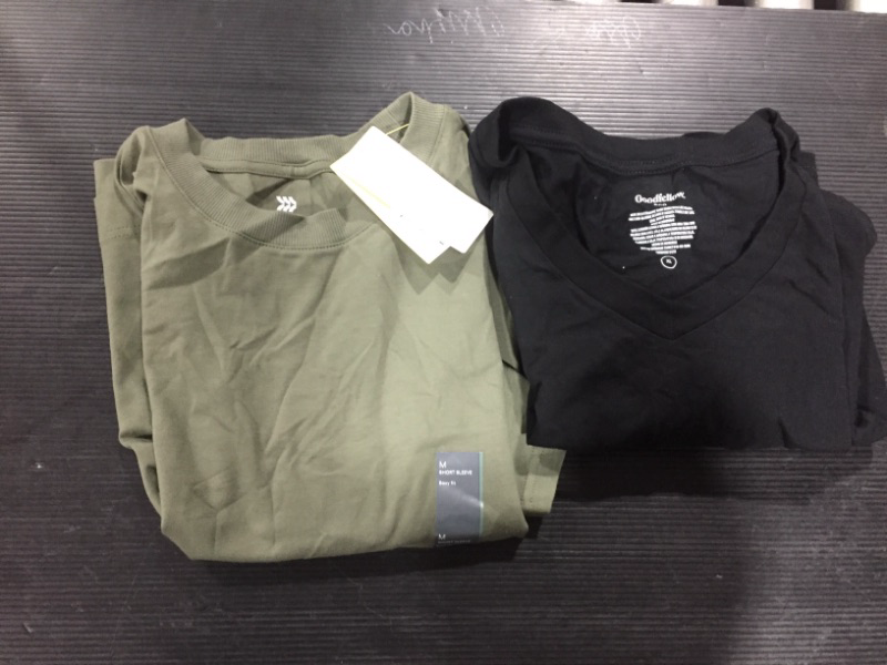 Photo 1 of ALL IN MOTION WOMENS SHIRT- BOXY STYLE- ARMY GREEN-SIZE M
GOODFELLOW & CO MENS V-NECK SHIRT- BLACK- SIZE XL