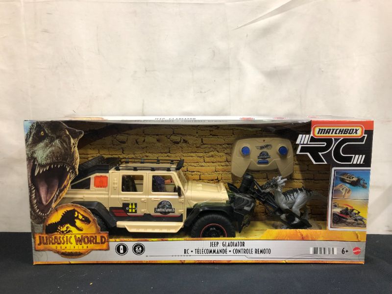Photo 4 of ?Matchbox Jurassic World Dominion Jeep Gladiator R/C Vehicle with 6-inch Dracorex Dinosaur Figure, Remote-Control Car with Removable Auto-Capture Claw
