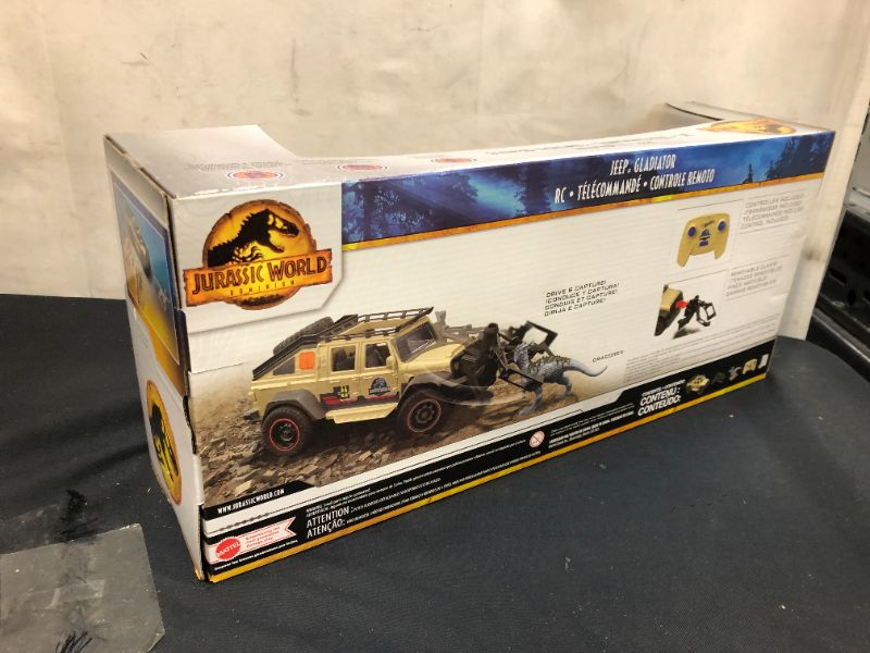 Photo 3 of ?Matchbox Jurassic World Dominion Jeep Gladiator R/C Vehicle with 6-inch Dracorex Dinosaur Figure, Remote-Control Car with Removable Auto-Capture Claw

