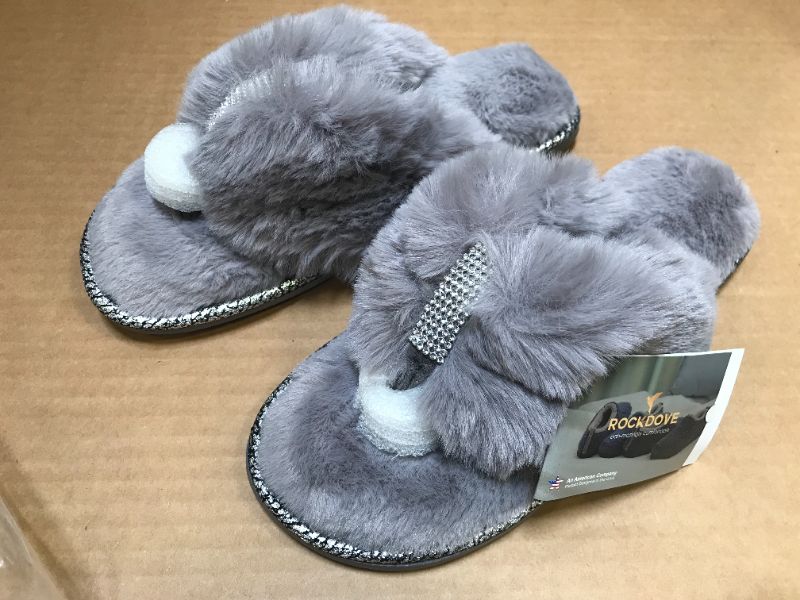 Photo 2 of RockDove Women's Faux Fur Rhinestone Thong Slipper size m
