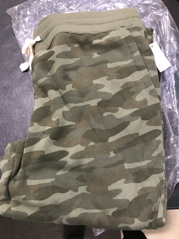 Photo 2 of Amazon Essentials Women's French Terry Fleece Jogger Sweatpant (Available in Plus Size) Large Green, Camo
SIZE L