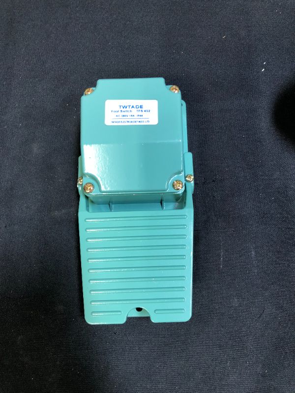 Photo 2 of AC 250V 15A 1NO 1NC Foot Pedal Switch, TFS-402 Electric Pedal Momentary Foot Padal Switch Treadle Nonslip Aluminum
