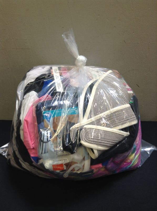 Photo 2 of FINAL SALE--- MISCELLANEOUS WOMEN'S CLOTHING/ ACCESSORIES SOLD AS IS (VARIOUS SIZES AND STYLES)