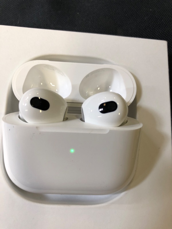 Photo 4 of Apple AirPods with Charging Case (3rd Generation)