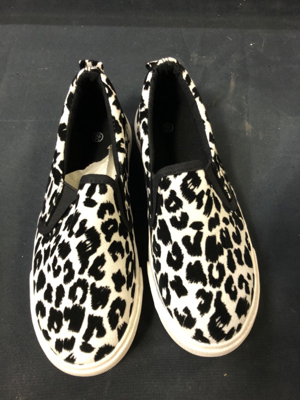 Photo 2 of Boy's Girl's Canvas Sneakers Casual Leopard Print Slip-on Loafer Shoes Flats?Toddler/Little Kid?
size 3