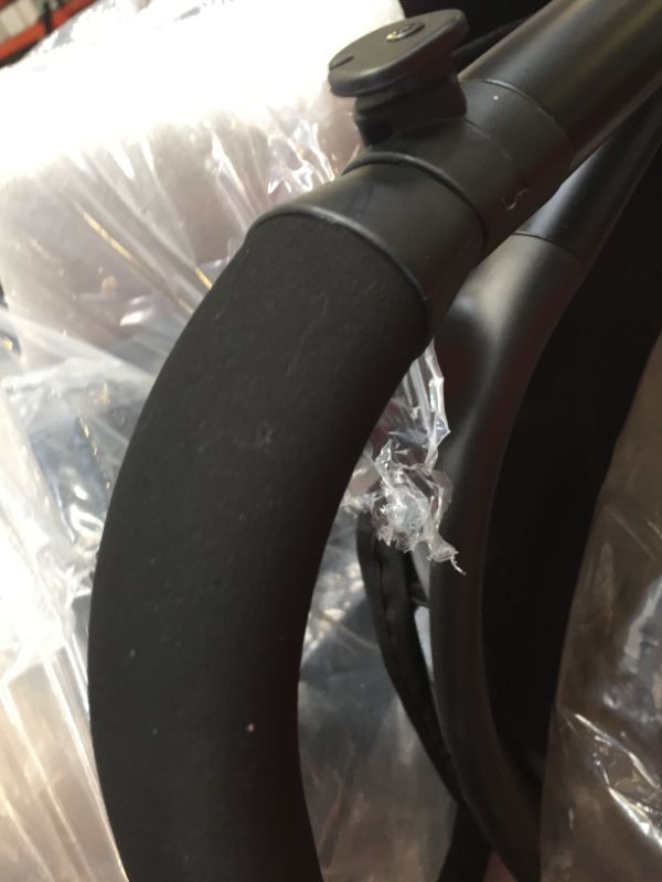 Photo 12 of Maxi-Cosi Zelia² 5-in-1 Modular Travel System,, Box Packaging Damaged, Moderate Use, Scratches and Scuffs Found on Item, Hair Found on item, Slightly Dirty From Previous use
