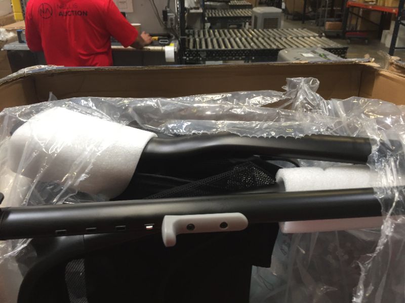 Photo 10 of Maxi-Cosi Zelia² 5-in-1 Modular Travel System,, Box Packaging Damaged, Moderate Use, Scratches and Scuffs Found on Item, Hair Found on item, Slightly Dirty From Previous use
