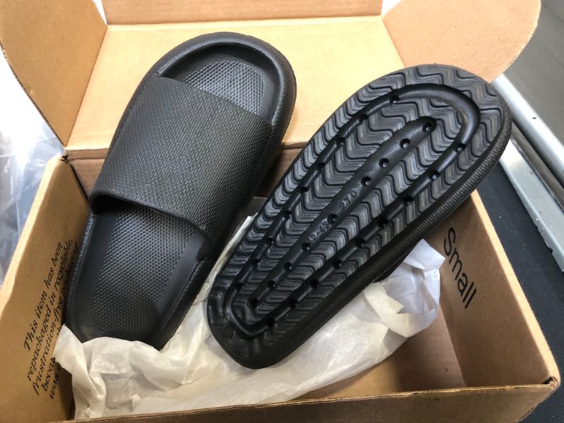 Photo 1 of MEN'S FLIP FLIP SANDALS SIZE 9.5