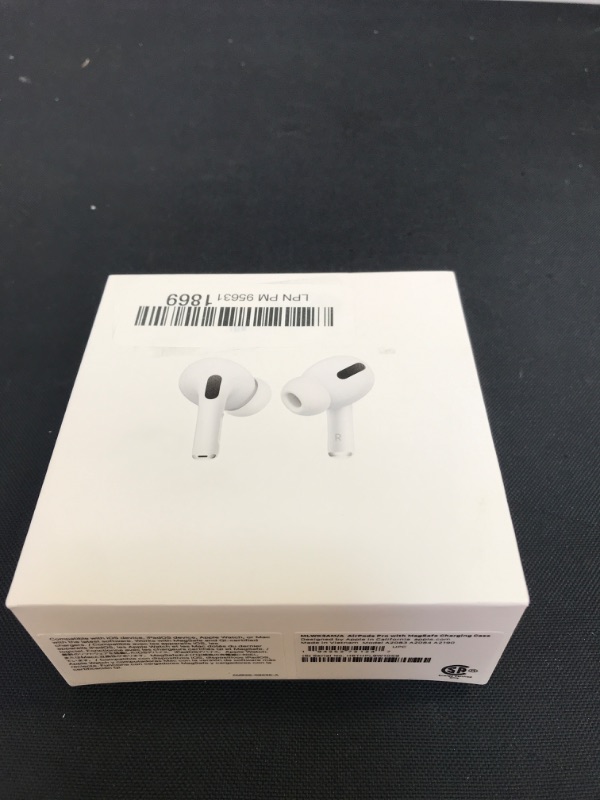 Photo 6 of Apple AirPods Pro --- GREEN CHARGING LIGHT DOES NOT TURN ON----