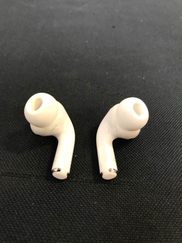 Photo 3 of Apple AirPods Pro --- GREEN CHARGING LIGHT DOES NOT TURN ON----