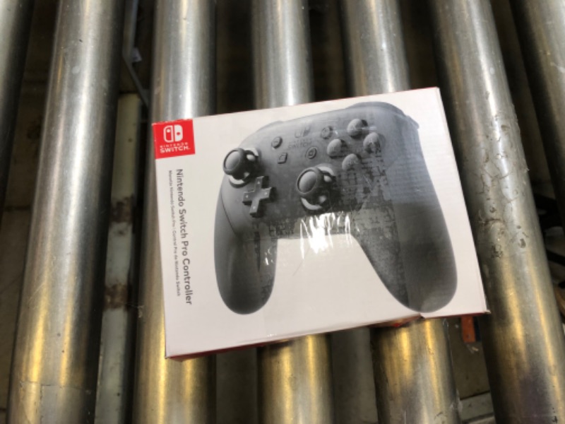Photo 4 of Nintendo Switch Pro Controller

