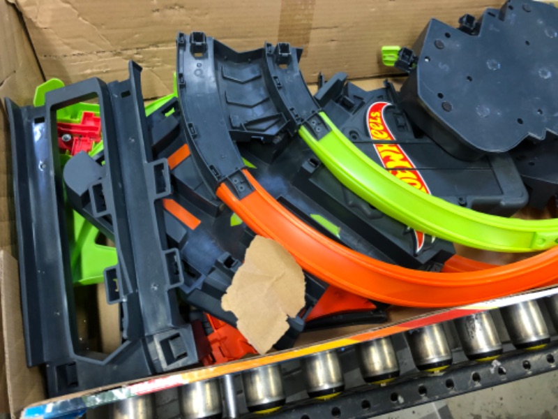 Photo 1 of Hot Wheels Colossal Crash Track Set, Figure 8 Track Set, Competitive Play, Aerial Stunts, Toys for Boys Age 5 and Up
