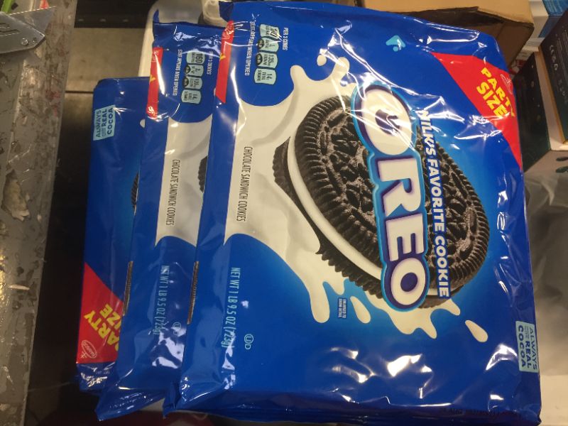 Photo 1 of 3x OREO Chocolate Sandwich Cookies, Party Size, 25.5 oz
Best by: Aug 29, 2022