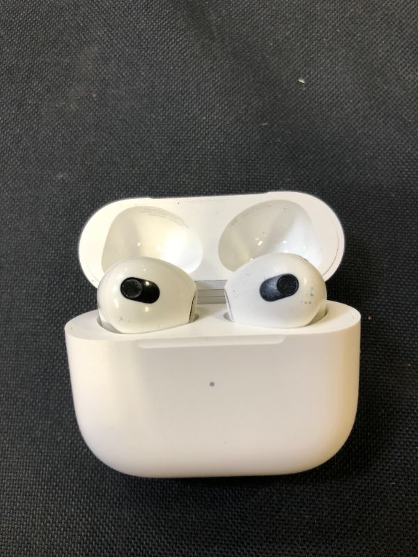 Photo 2 of AirPods (3rd Generation)

