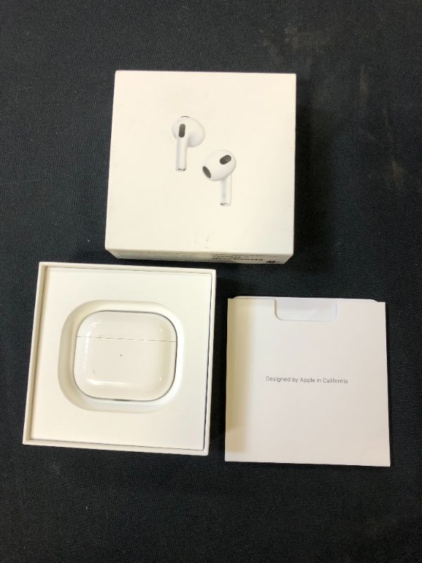 Photo 3 of AirPods (3rd Generation)
