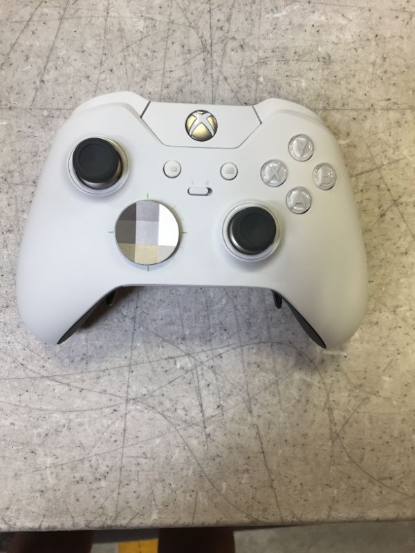 Photo 3 of Xbox Elite Wireless Controller – White Special Edition
