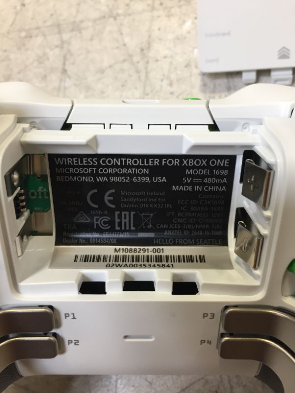 Photo 5 of Xbox Elite Wireless Controller – White Special Edition
