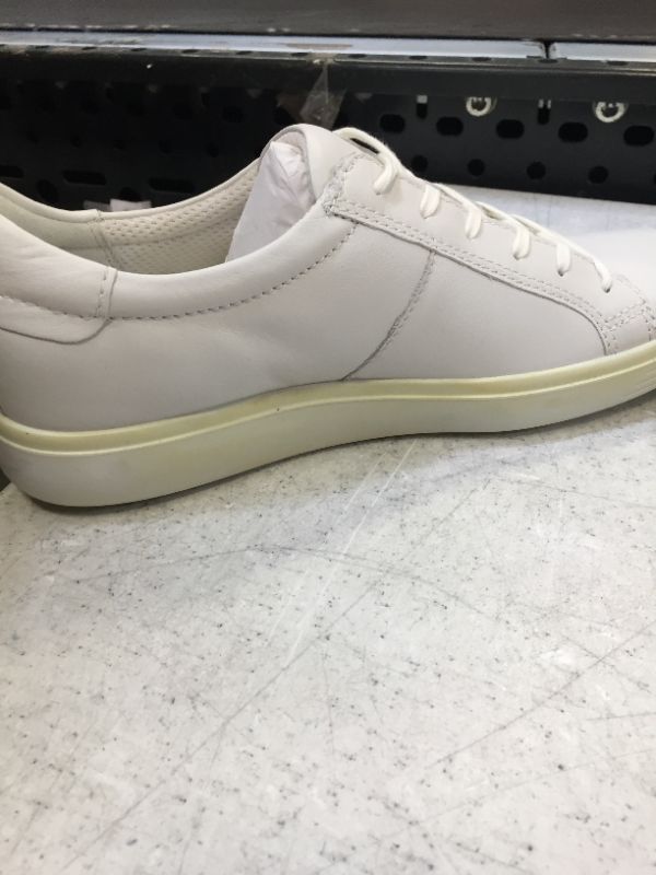 Photo 5 of ECCO Women's Soft Classic Sneaker Size: 10-10.5 - ITEM IS DIRTY AND YELLOW - SHOULD BE CLEANED -
