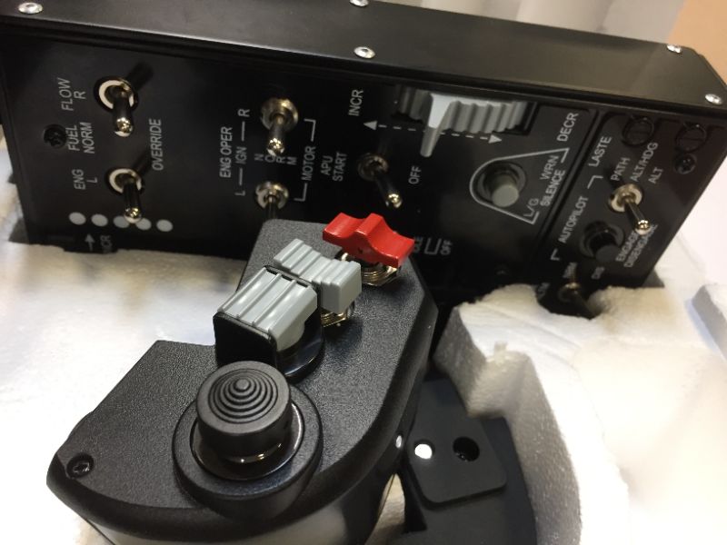 Photo 7 of Thrustmaster HOTAS Warthog Flight Stick (Windows) & HOTAS Warthog Dual Throttles (Windows)
