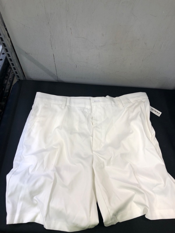 Photo 2 of Amazon Essentials Men's Classic-fit 9” Stretch Golf Short SIZE 40