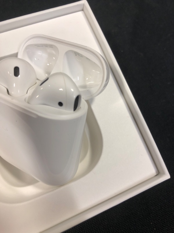 Photo 4 of Apple AirPods with Charging Case 