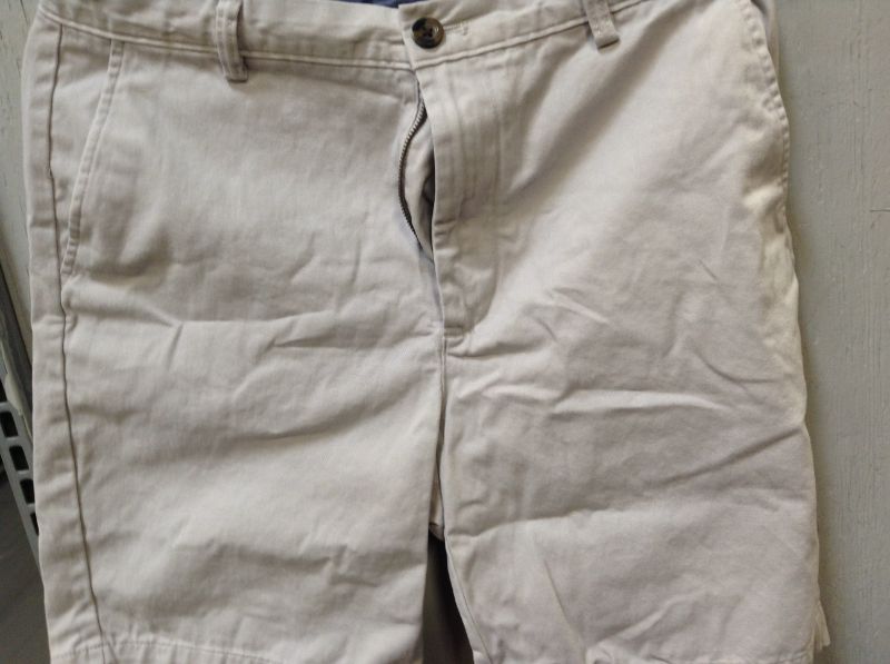Photo 1 of Amazon Essentials Men's Classic-Fit 9" Short--Sie 32