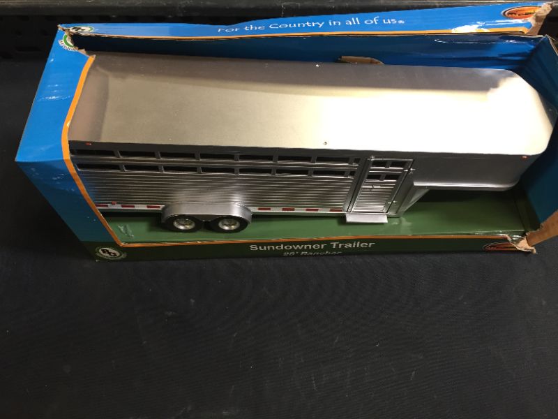 Photo 3 of Big Country Toys Sundowner Trailer - 1:20 Scale - Toy Stock Trailer - Farm Toys (DAMAGES TO PACKAGING)