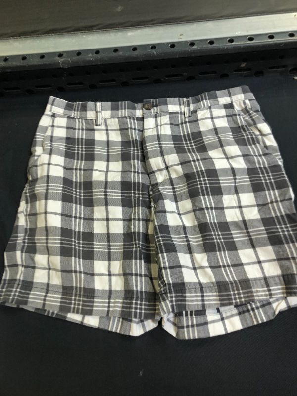 Photo 2 of Amazon Essentials Men's Classic-fit 7" Short SIZE 33 