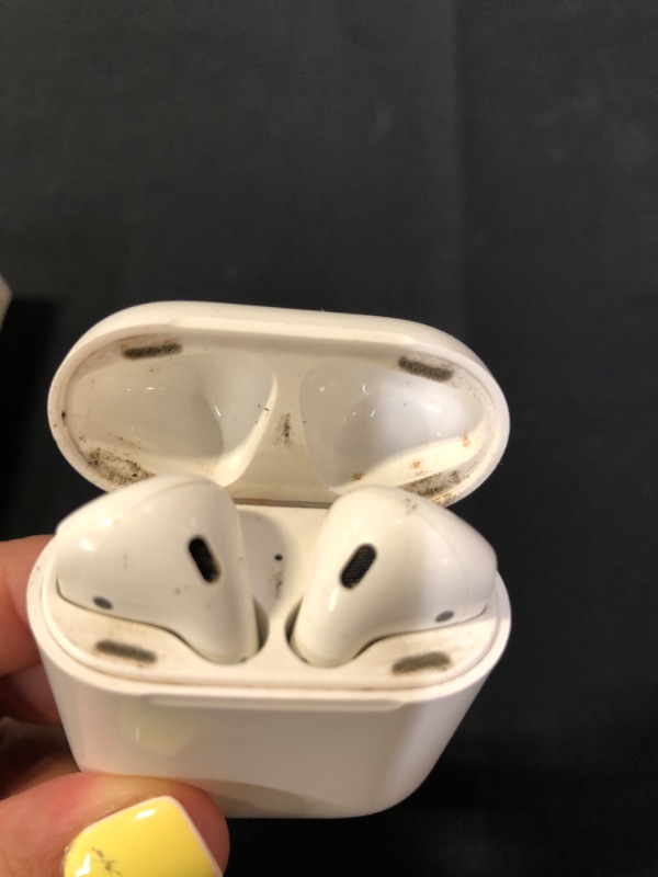 Photo 4 of Apple AirPods with Charging Case (Latest Model) --- DIRTY ----